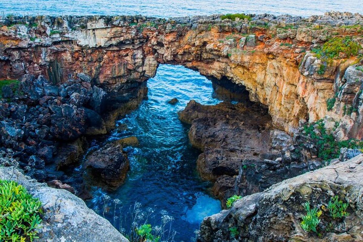 uma ponte natural sobre um corpo d'água