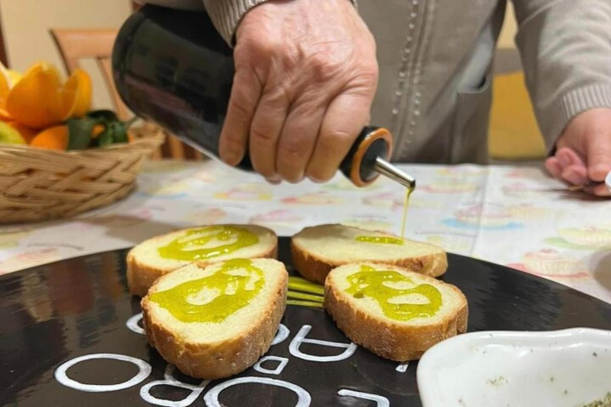 شخص يصنع السندويشات على طبق