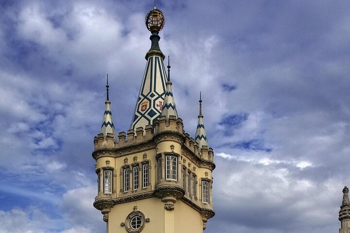 um edifício com uma torre com um relógio
