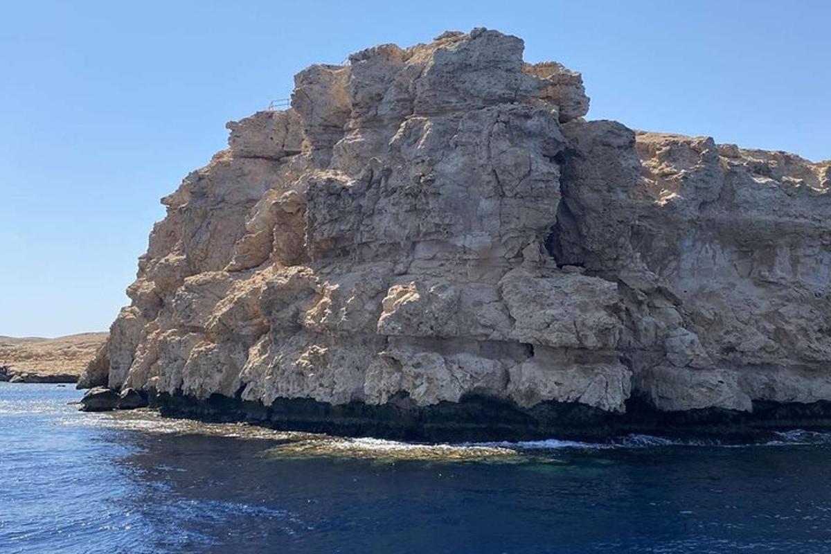 una grande isola rocciosa nell'acqua con l'oceano