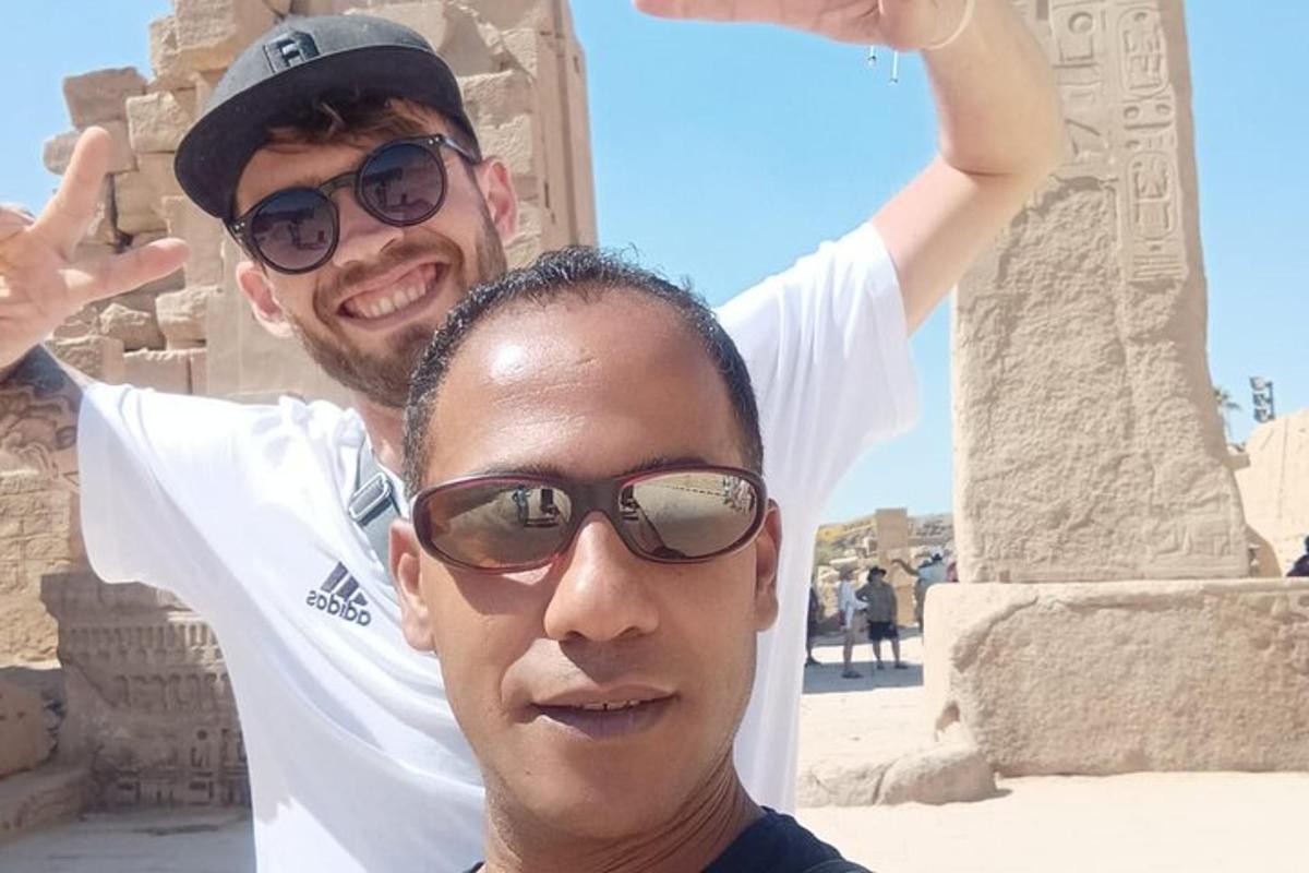 mees seisab mehe kõrval templi ees