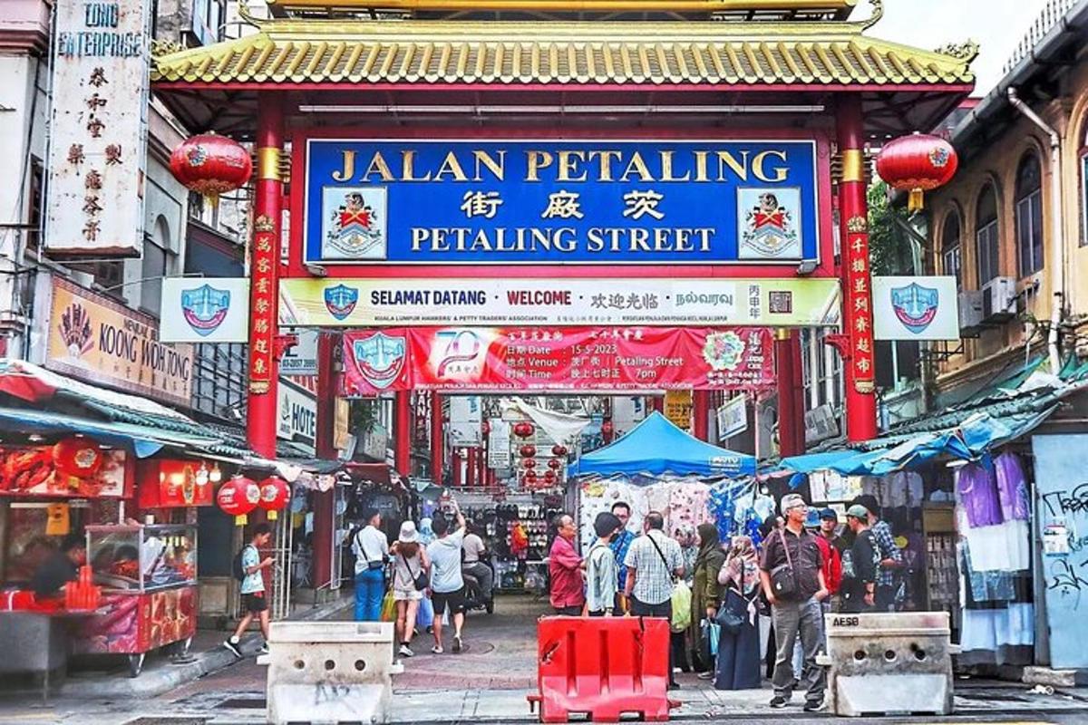 一群人拿着牌子在市场里走来走去