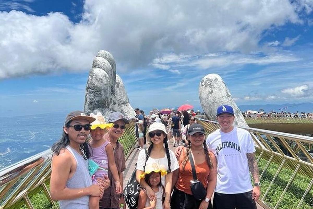 cilvēku grupa, kas stāv akmens statuju priekšā