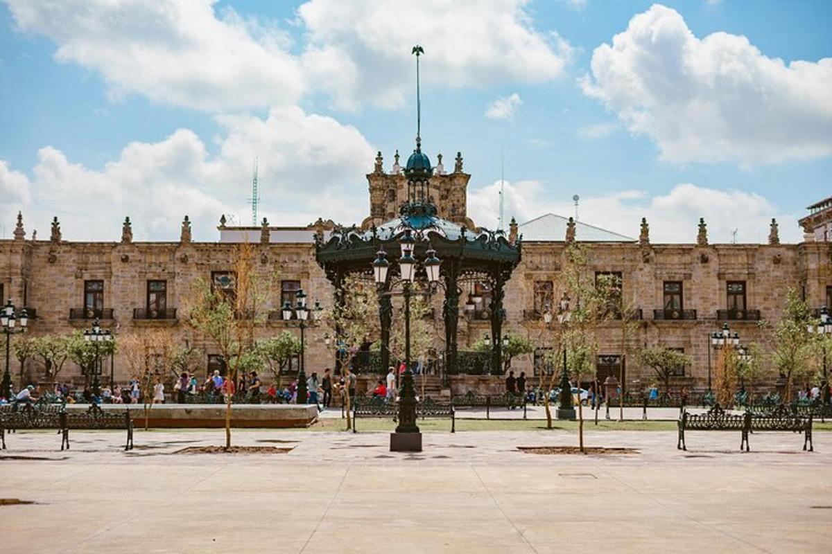 um grande edifício com uma fonte na frente