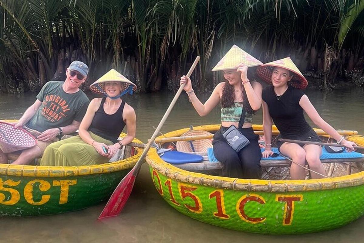 un grup de persones assegudes en barques a l'aigua