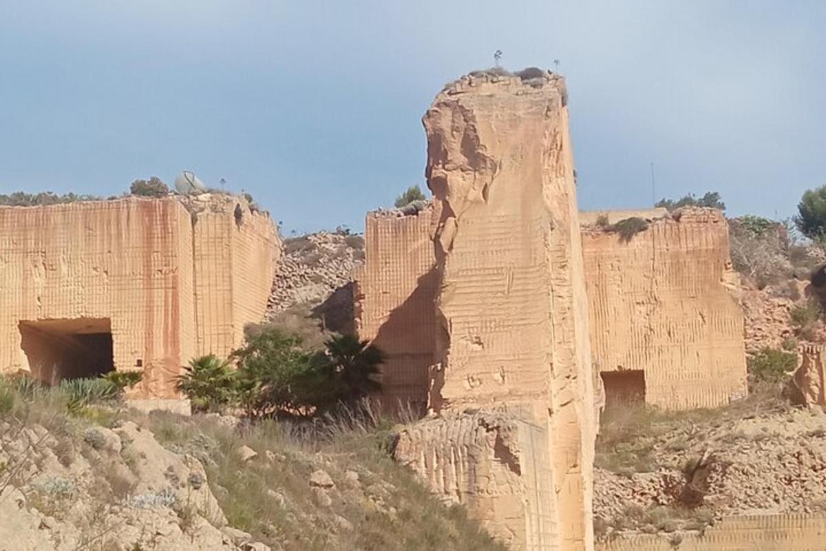 uma vista de uma formação rochosa no deserto
