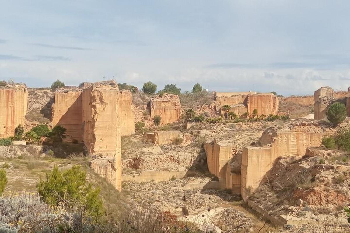 pogled na pustinju sa stijenama i liticama
