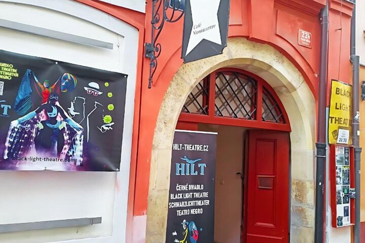 ένα κτίριο με μια κόκκινη πόρτα και μια πινακίδα