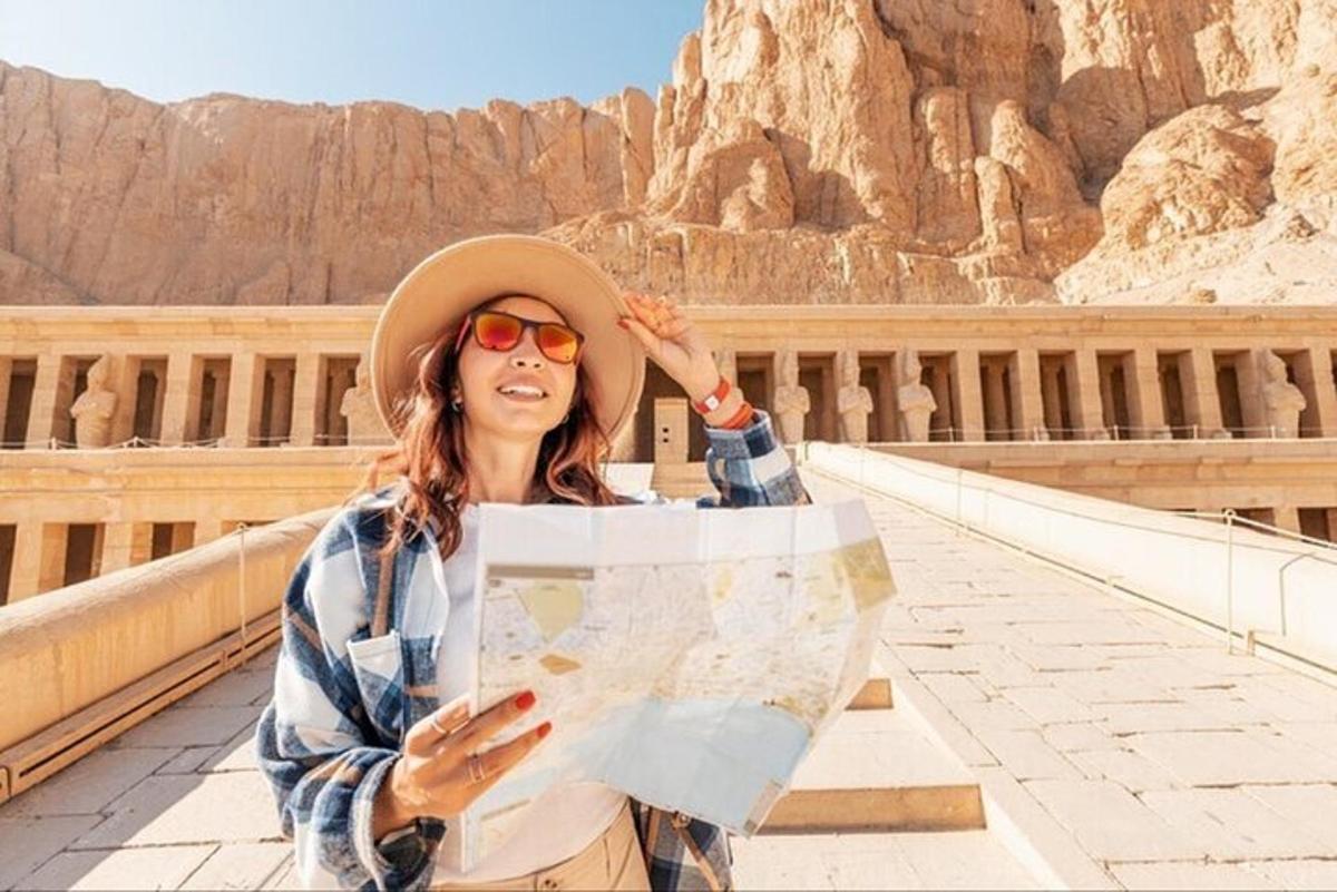 一位戴着帽子、手拿地图的女士