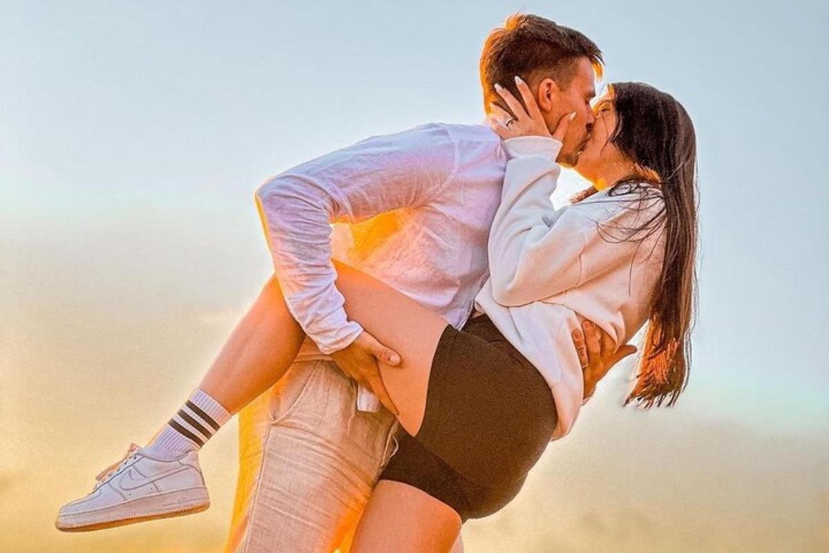 karl og kona að kyssa hvort annað