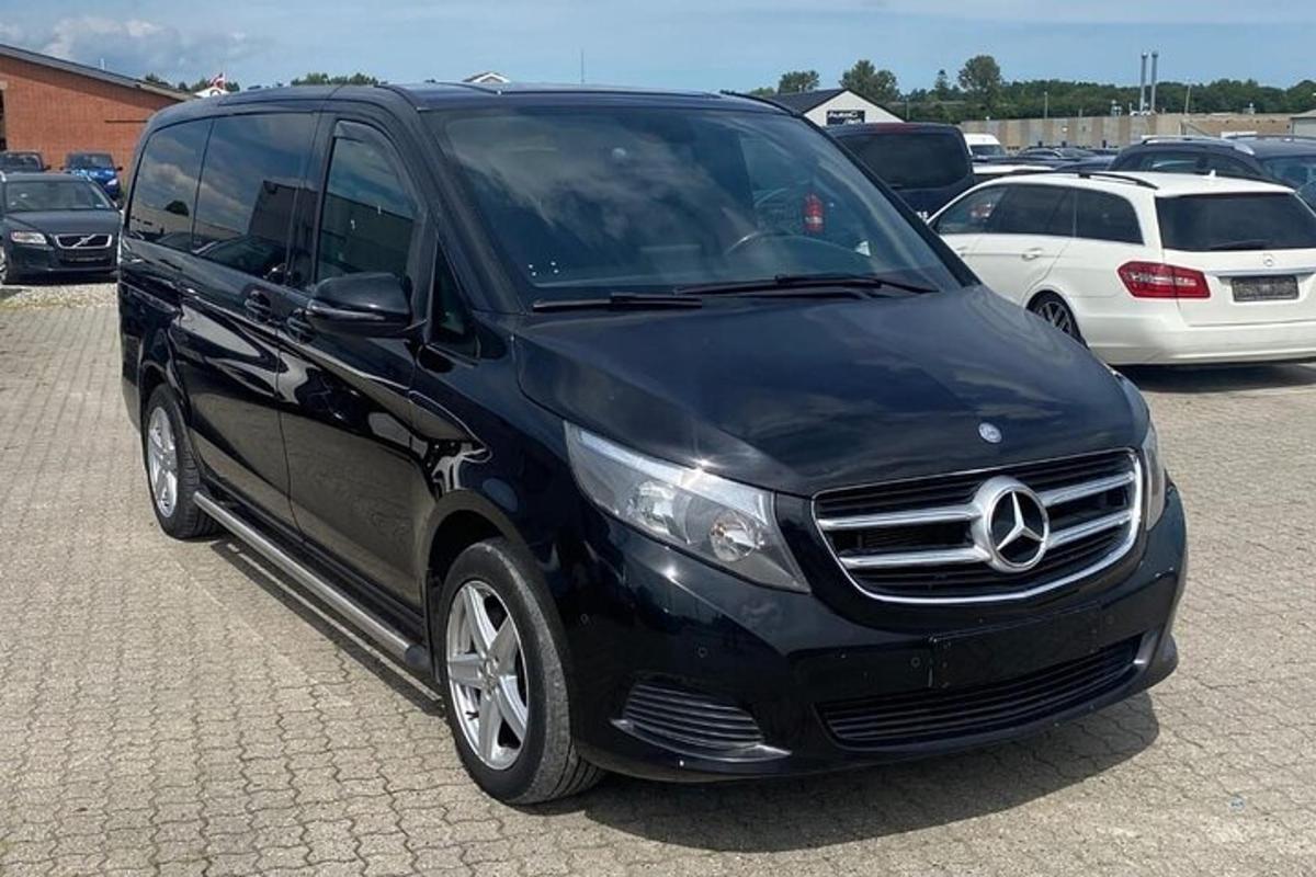 Černá dodávka Mercedes Benz zaparkovaná na parkovišti