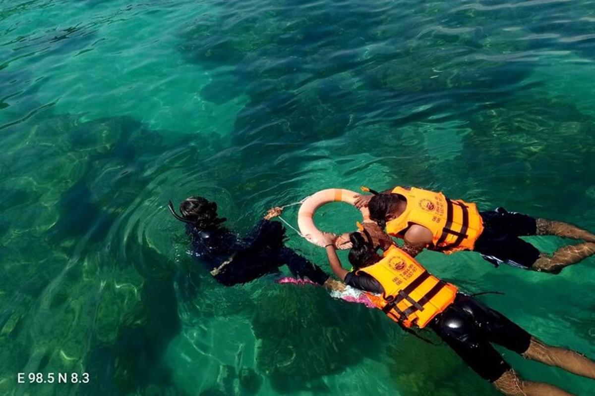 zwei Personen im Wasser mit einer Schwimmweste