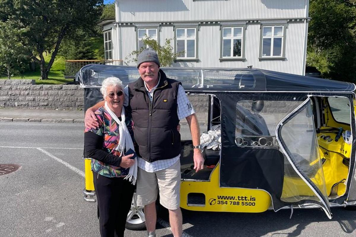mees ja naine seisavad golfikäru kõrval