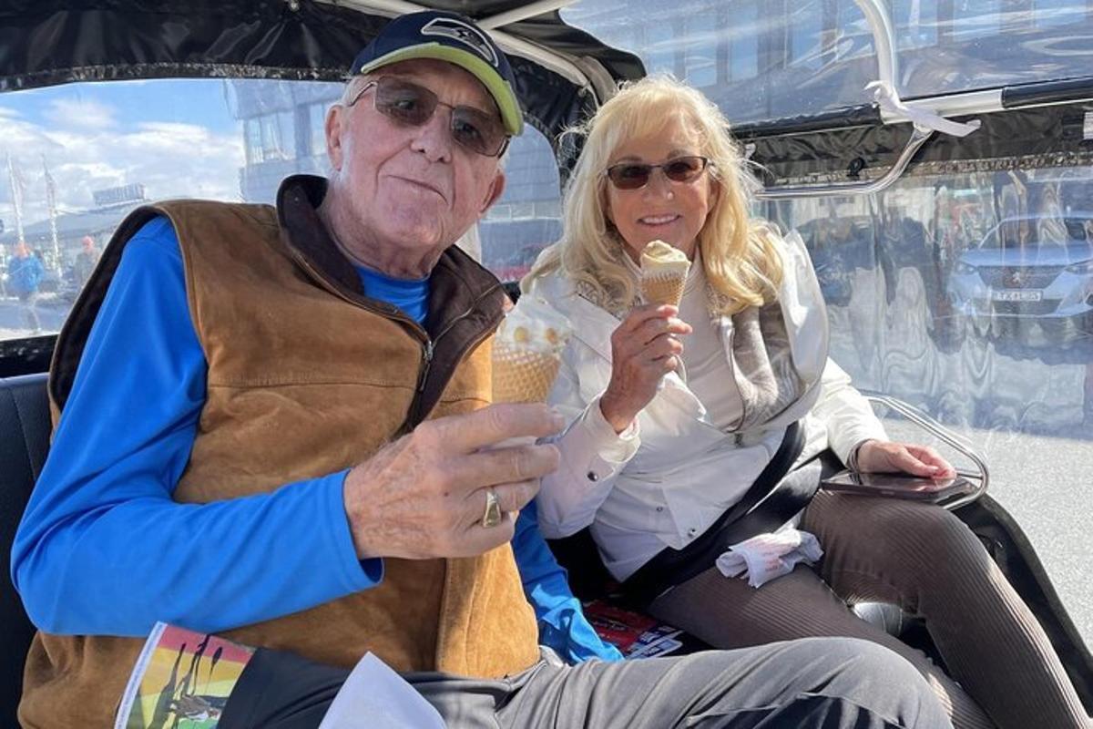 un uomo anziano e una donna che mangiano un gelato