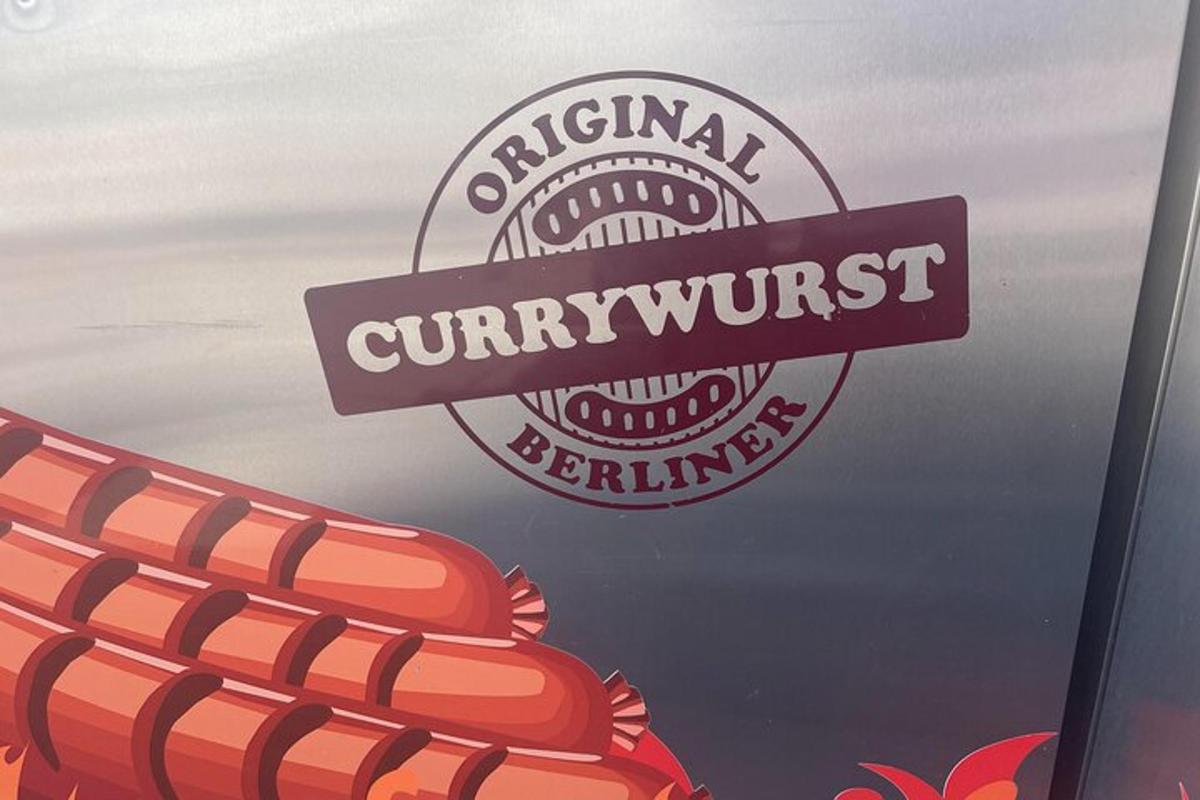 egy tábla egy autó oldalán egy hot doggal