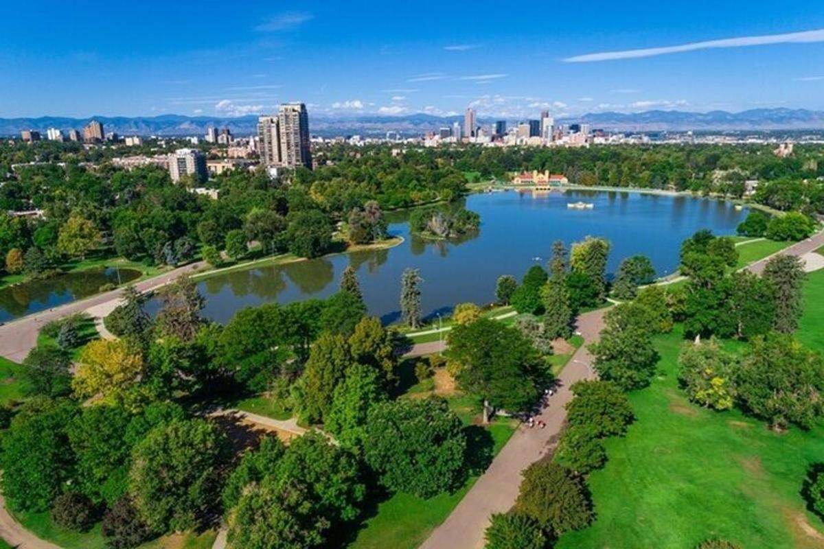 Letecký pohled na park s jezerem a městem