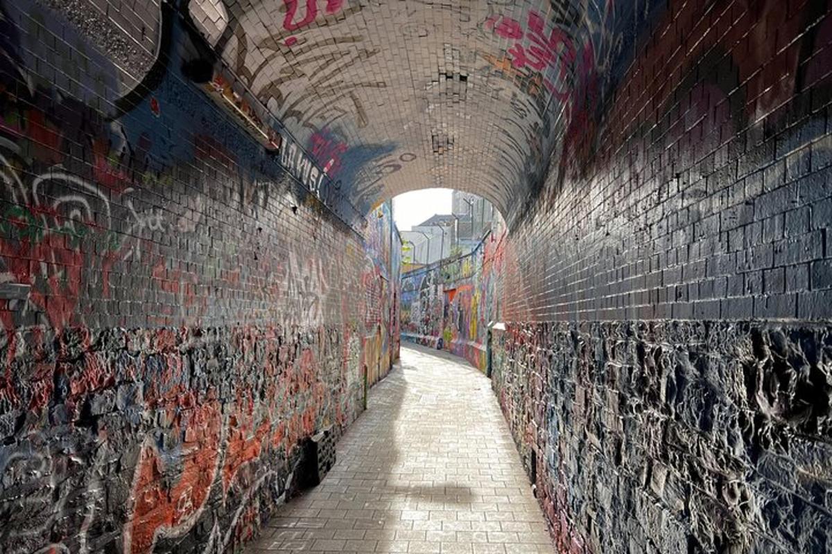 en tunnel med en murvegg med graffiti