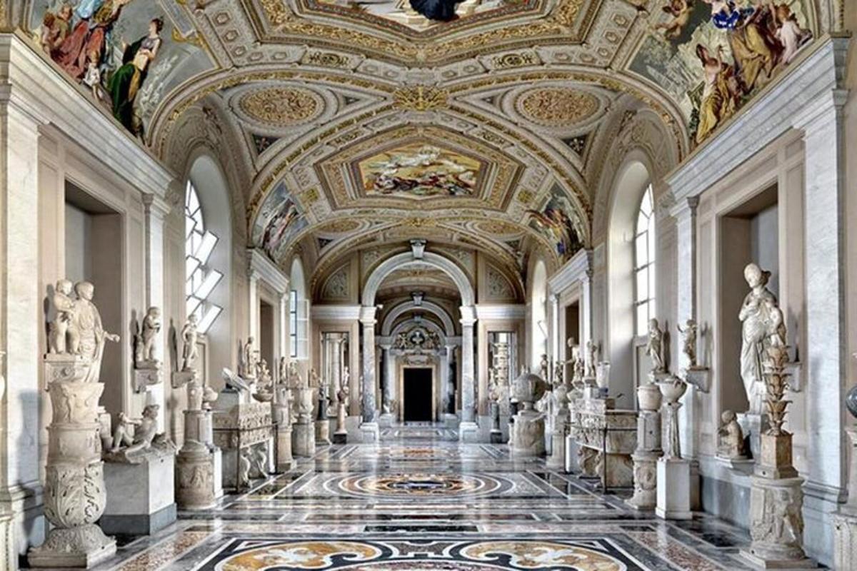uma sala grande com teto com pinturas e estátuas