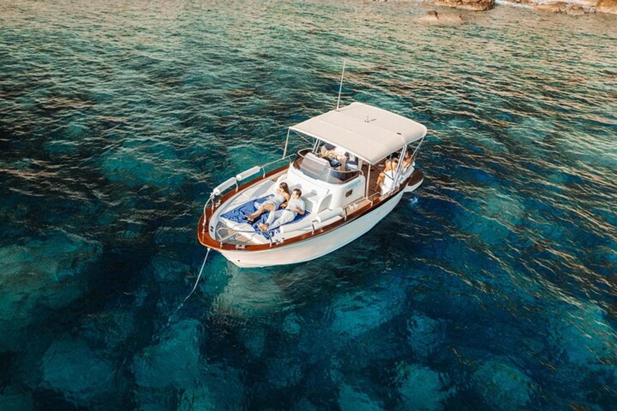 un grupo de personas en un barco en el agua
