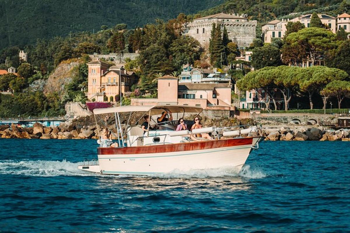 un grupo de personas en un barco en el agua