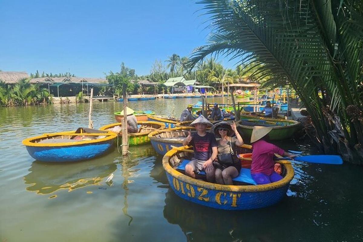 un grupo de personas viajando en botes en el agua