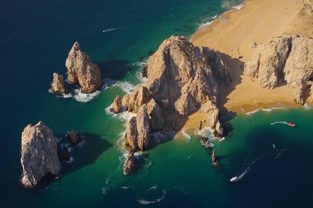uma vista aérea de uma ilha rochosa no oceano