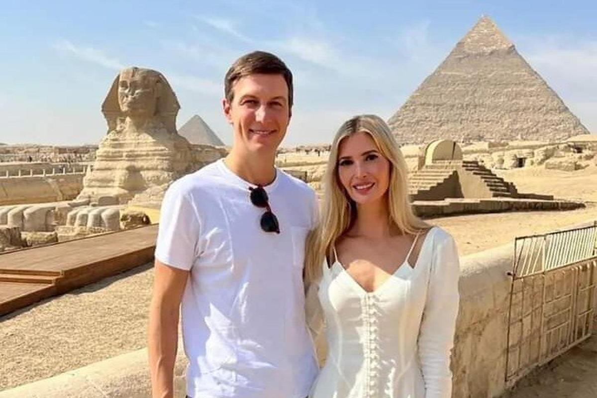 Egy férfi és egy nő áll a piramisok előtt