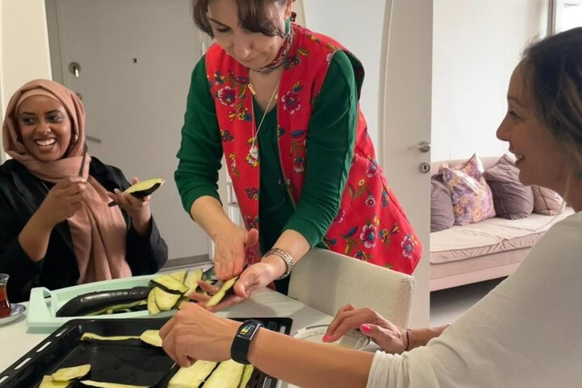 Žena u crvenoj haljini reže banane