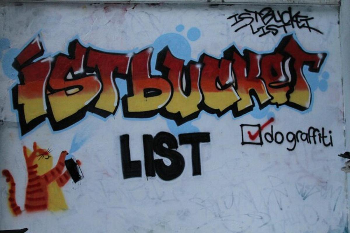 một bức tường có hình vẽ graffiti ở bên cạnh