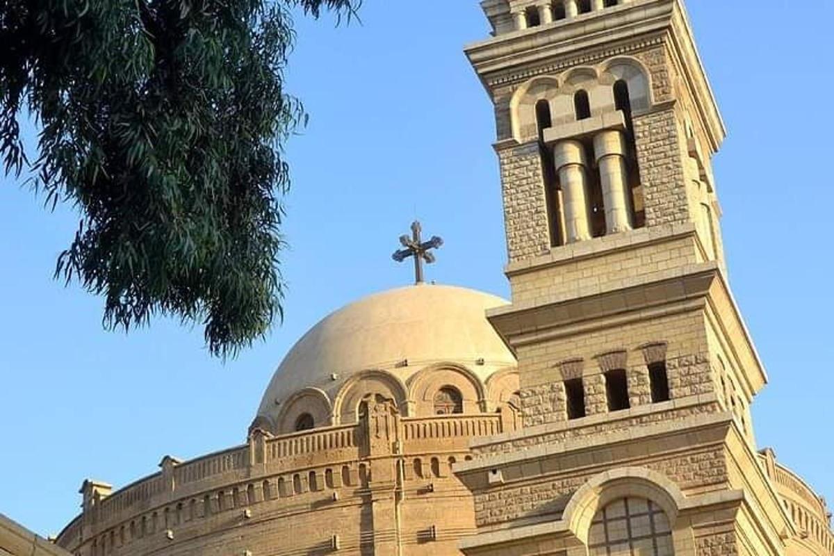 una chiesa con una croce in cima a un edificio