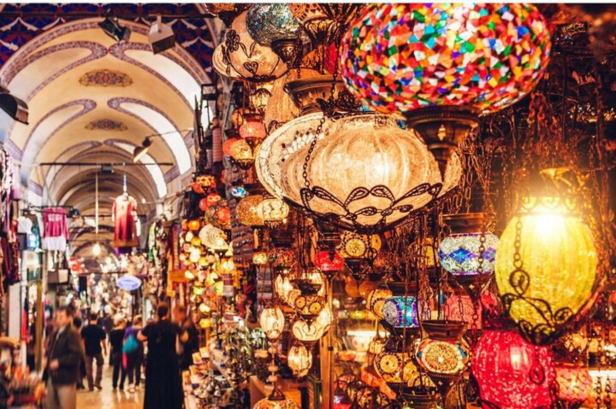 سوق به العديد من المصابيح والناس يتجولون فيه