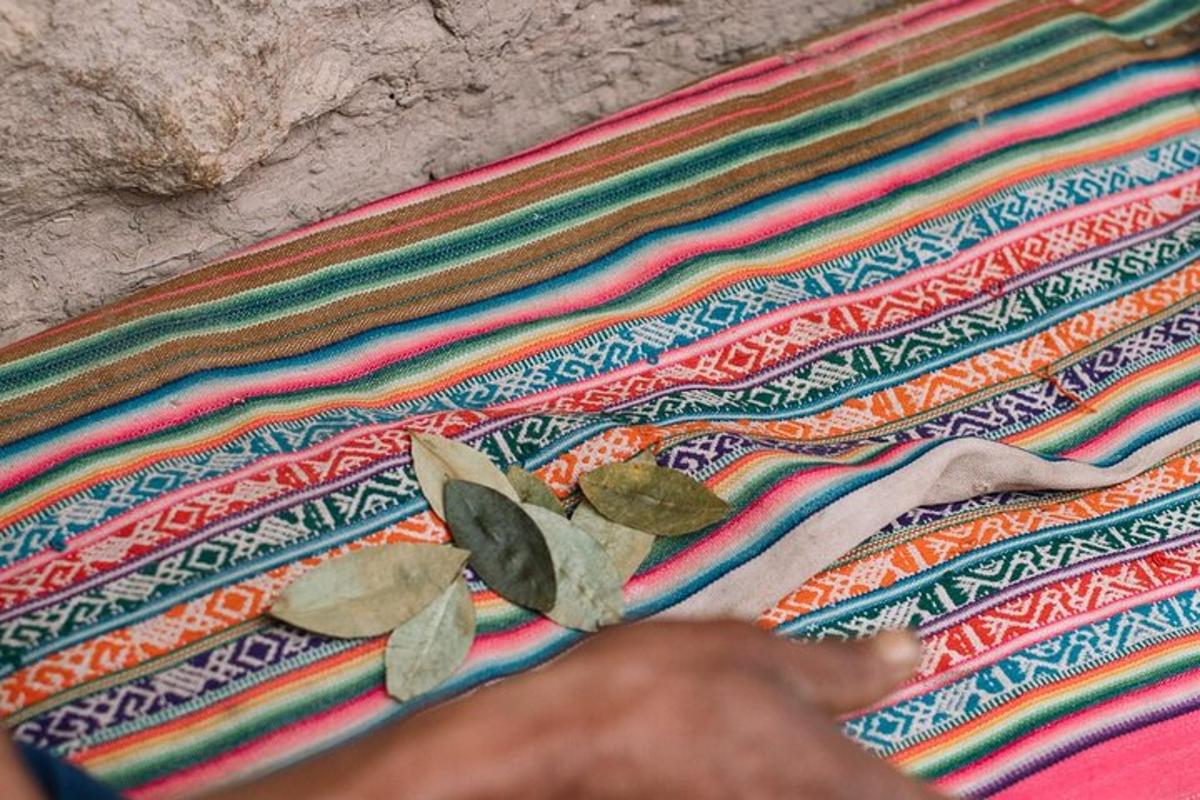 seseorang mencapai sekumpulan daun pada selimut berwarna-warni