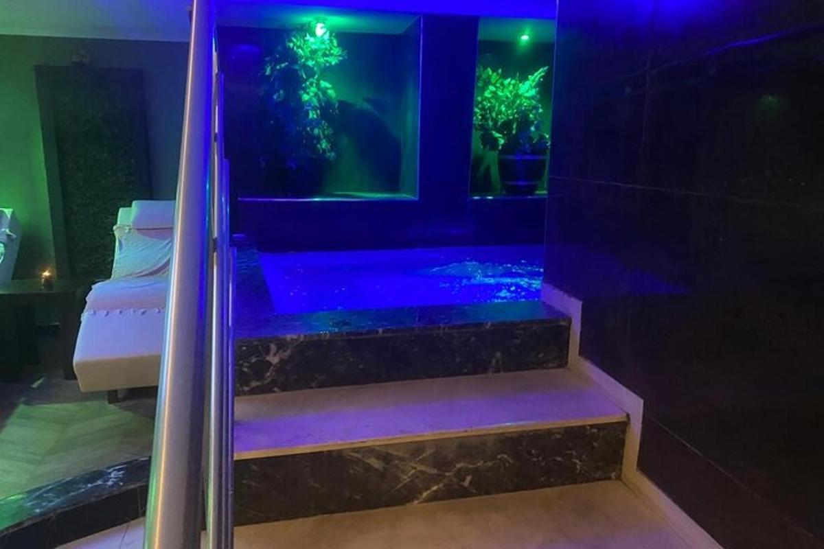 eine Treppe mit violetten Lichtern in einem Raum