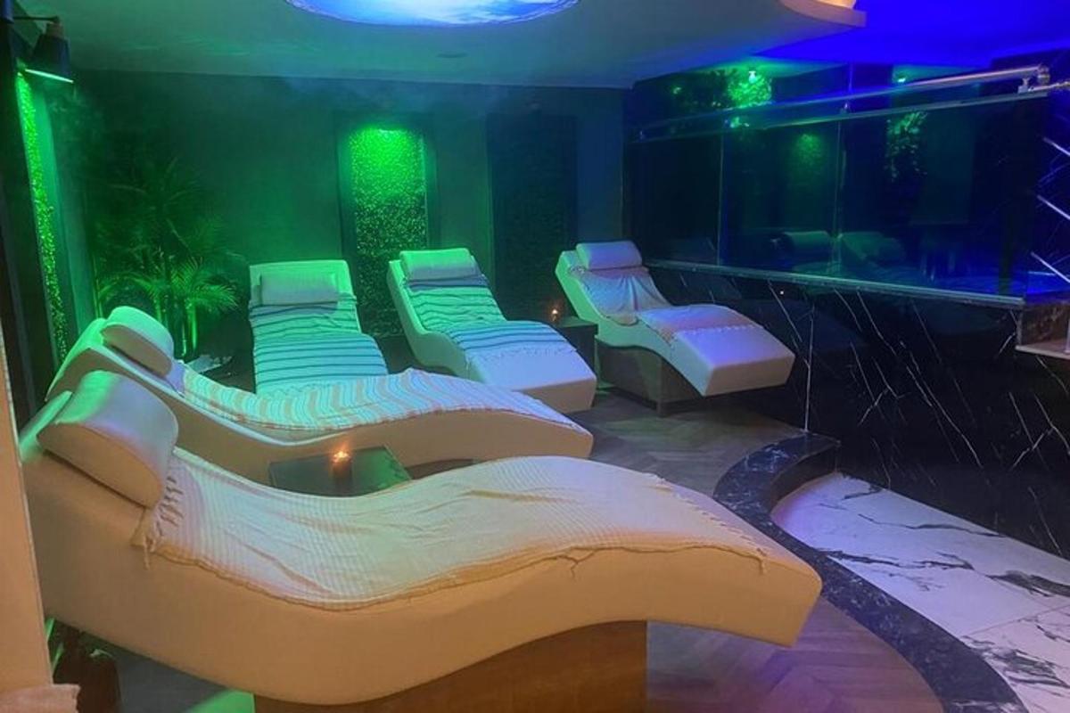 ein Zimmer mit vier Betten mit grünem Licht