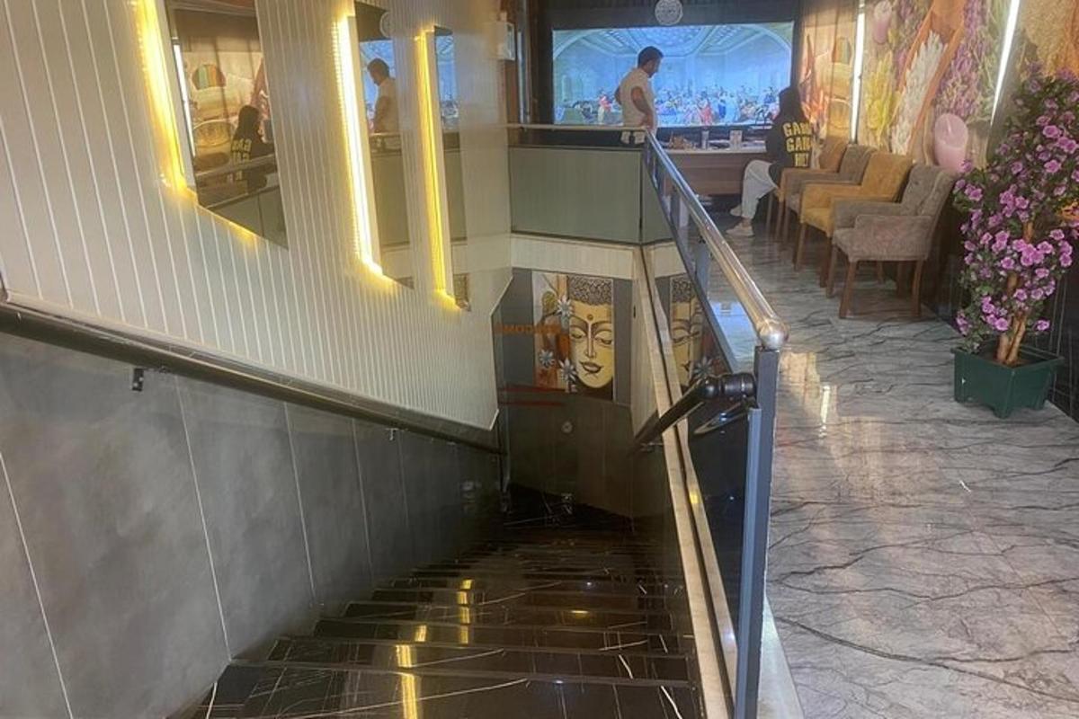 Una escalera en un edificio con un hombre bajando por ella.