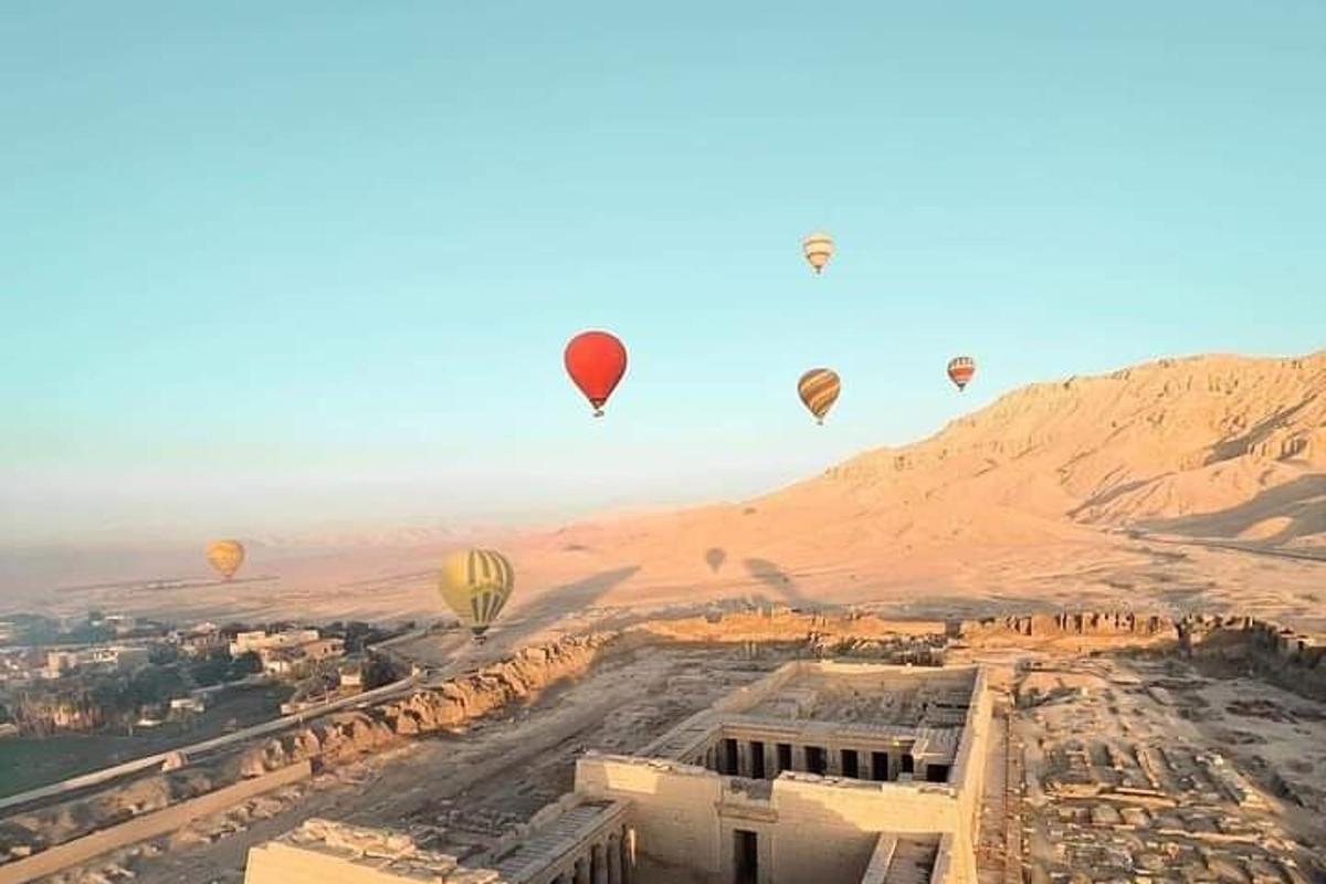 un gruppo di mongolfiere che sorvolano una città