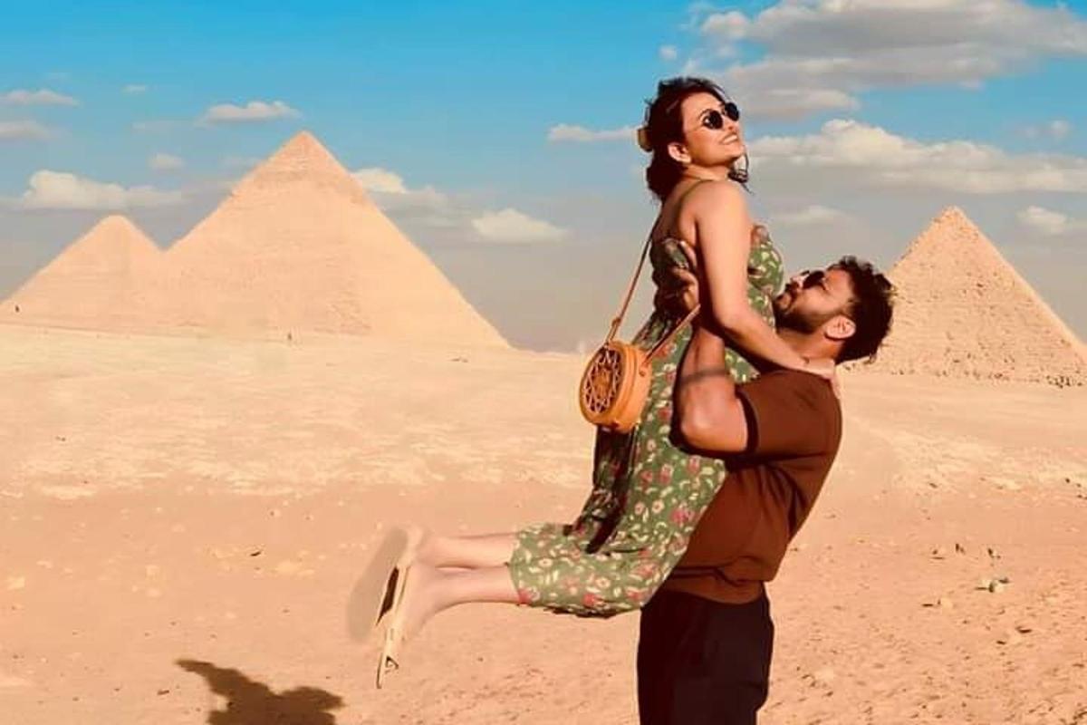 muž nesúci ženu na chrbte v pyramídach