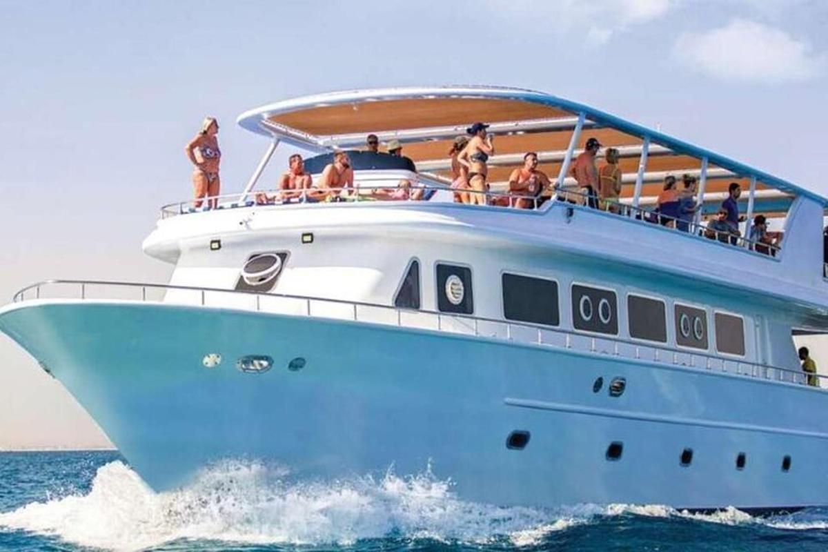 een groep mensen op een boot in het water