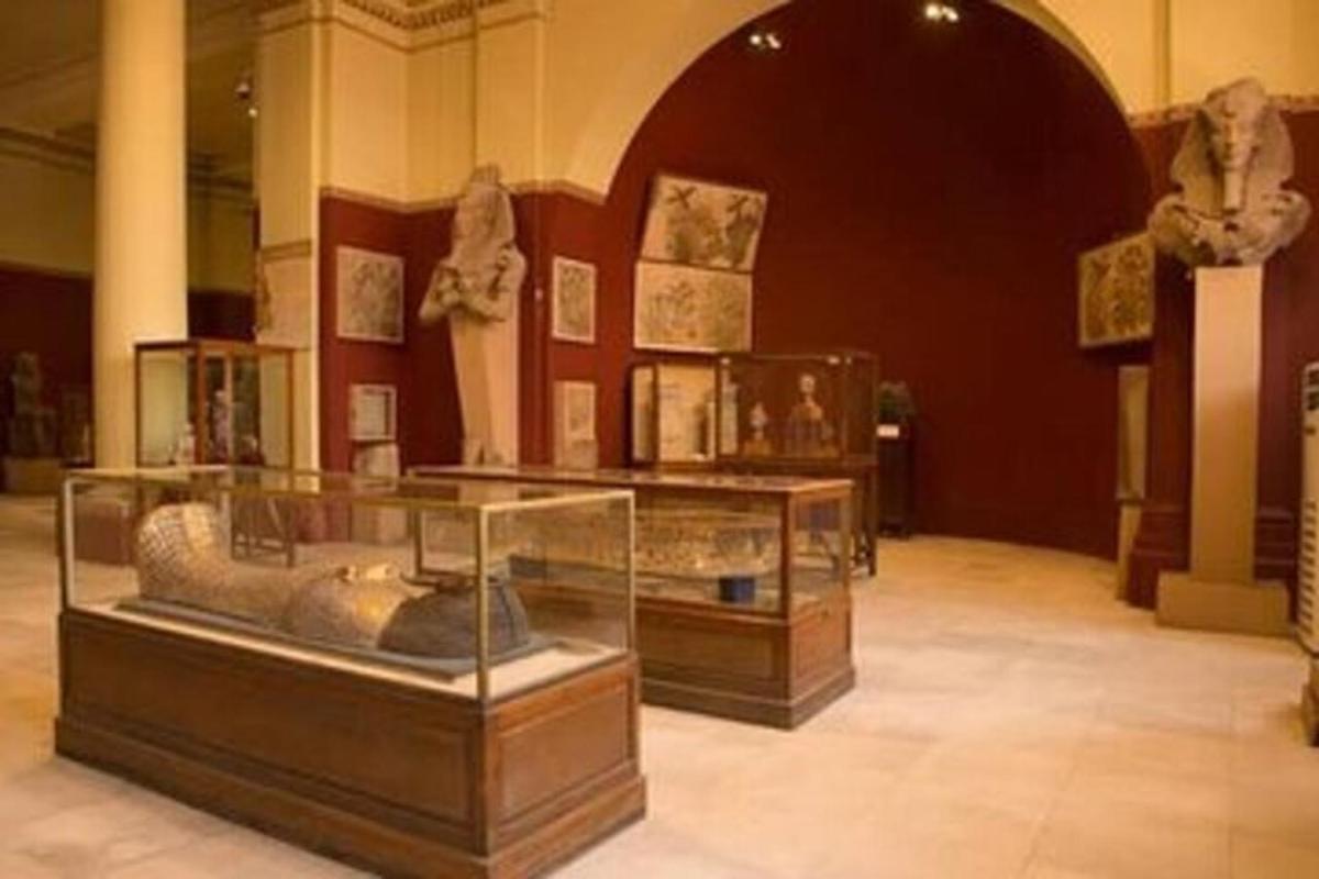 部屋に工芸品を展示している博物館