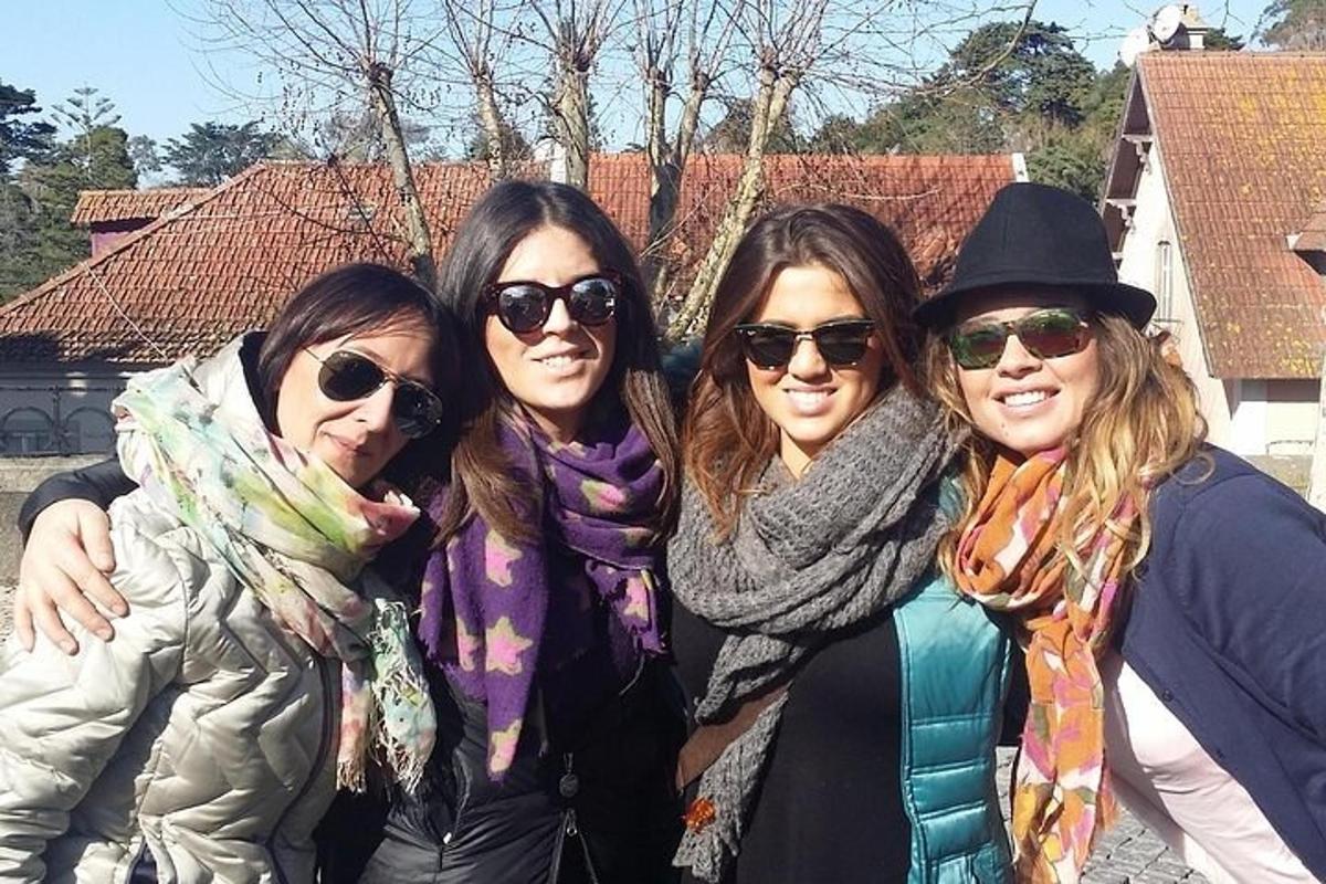 Un grupo de cuatro mujeres posando para una fotografía
