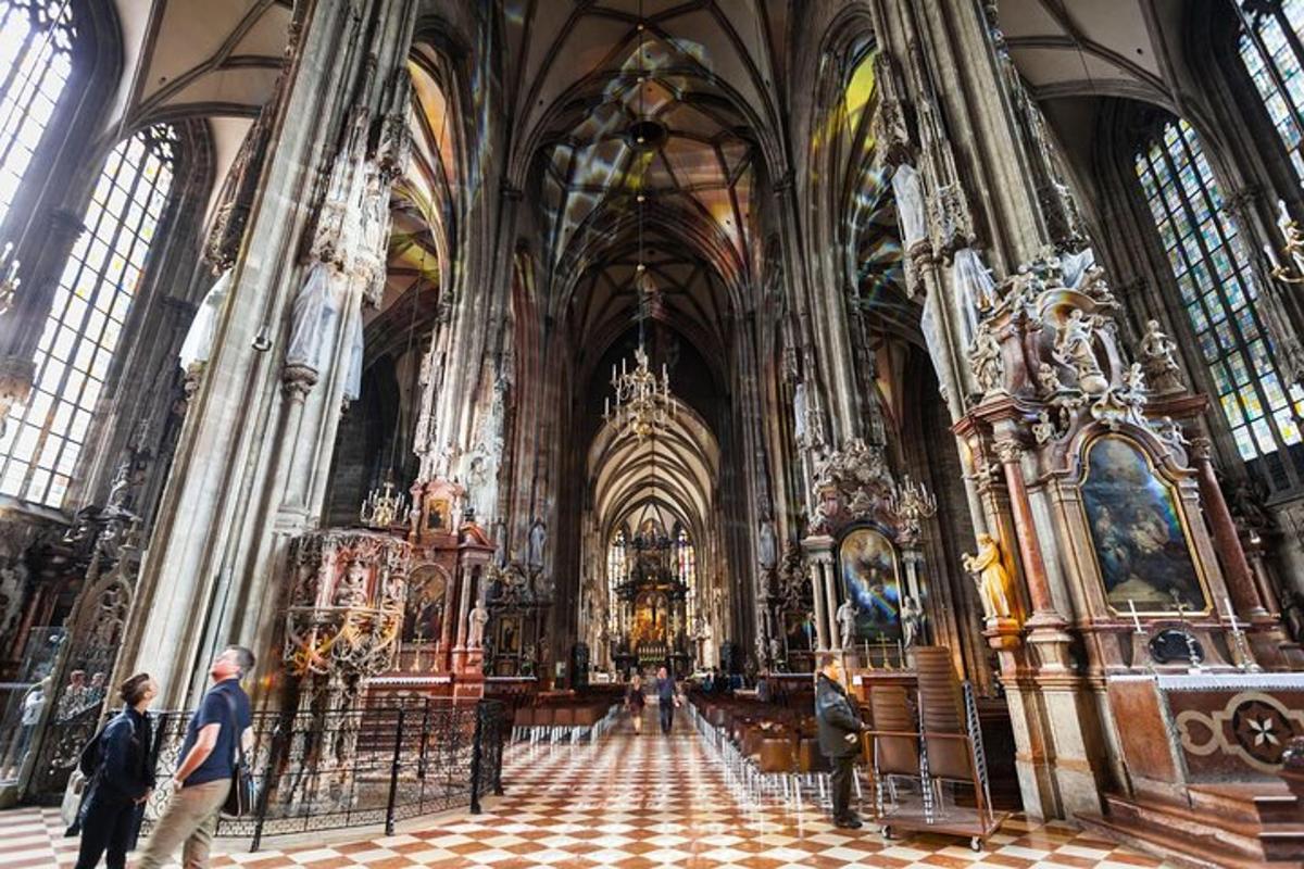 sebuah katedral besar dengan orang ramai berdiri di dalamnya