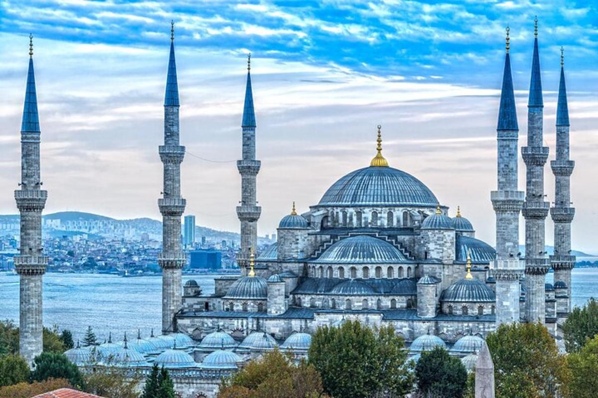 en blå moské med blå kupoler och minareter