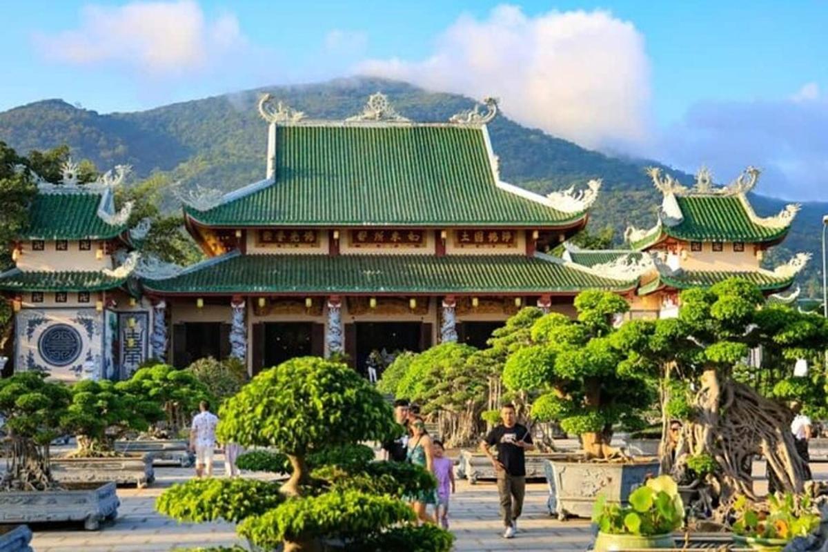 um edifício com telhado verde com pessoas caminhando na frente