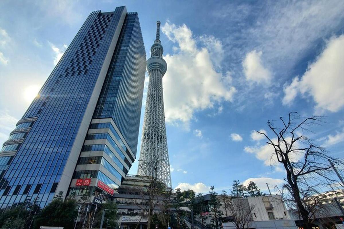 sebuah bangunan tinggi dengan menara di hadapannya