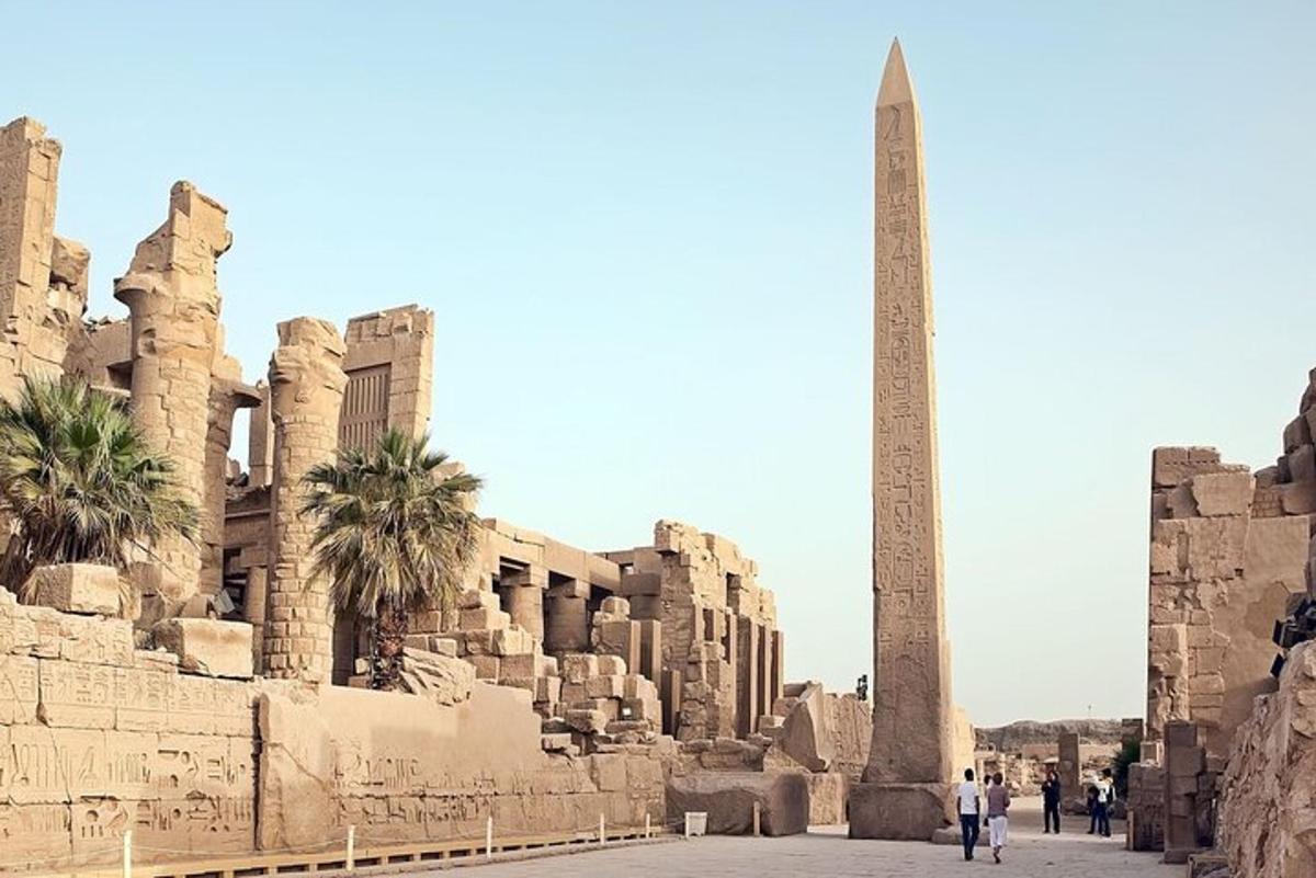 un obelisc în ruinele acropolei