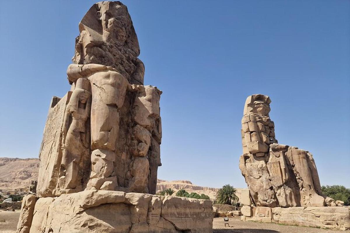 un edifici de pedra amb un pilar al desert