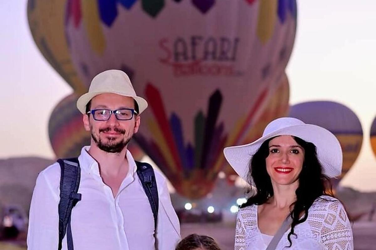egy férfi és egy nő áll egy hőlégballon előtt