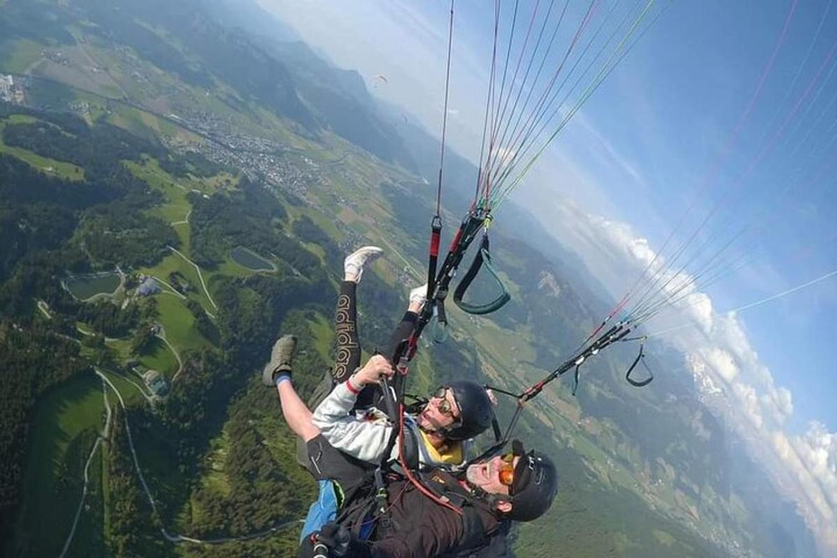 ein Mann, der mit einem Fallschirm durch die Luft fliegt