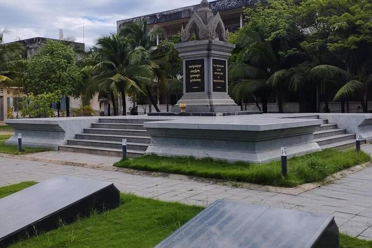 hoone ees asuv monument koos pinkidega