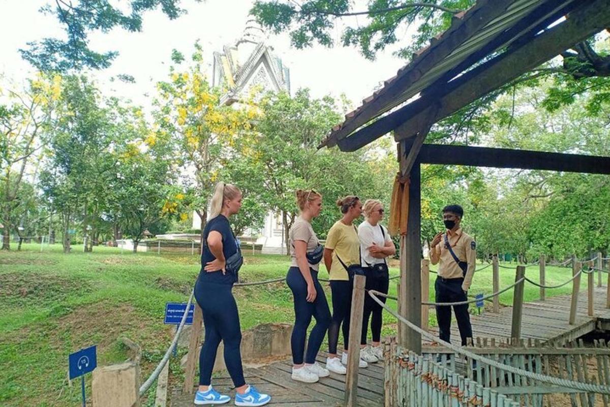 köiesillal seisev grupp inimesi